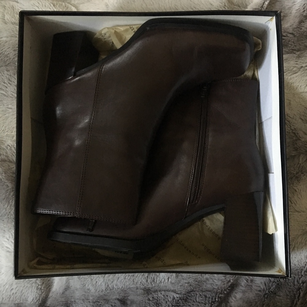 Apostrophe “Jerri” Zip Ankle Booties UIB